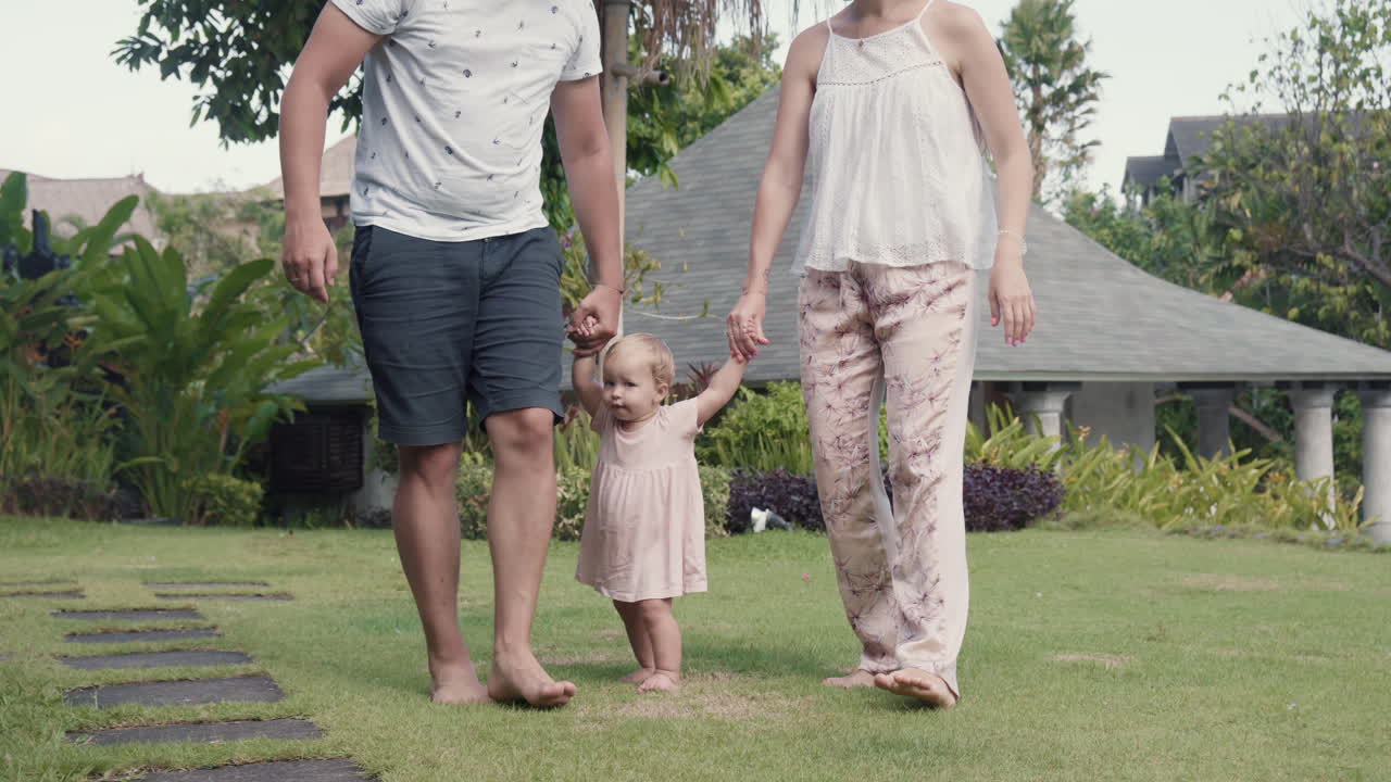 부모 가 손 으로 아이 를 들어 올리는 것