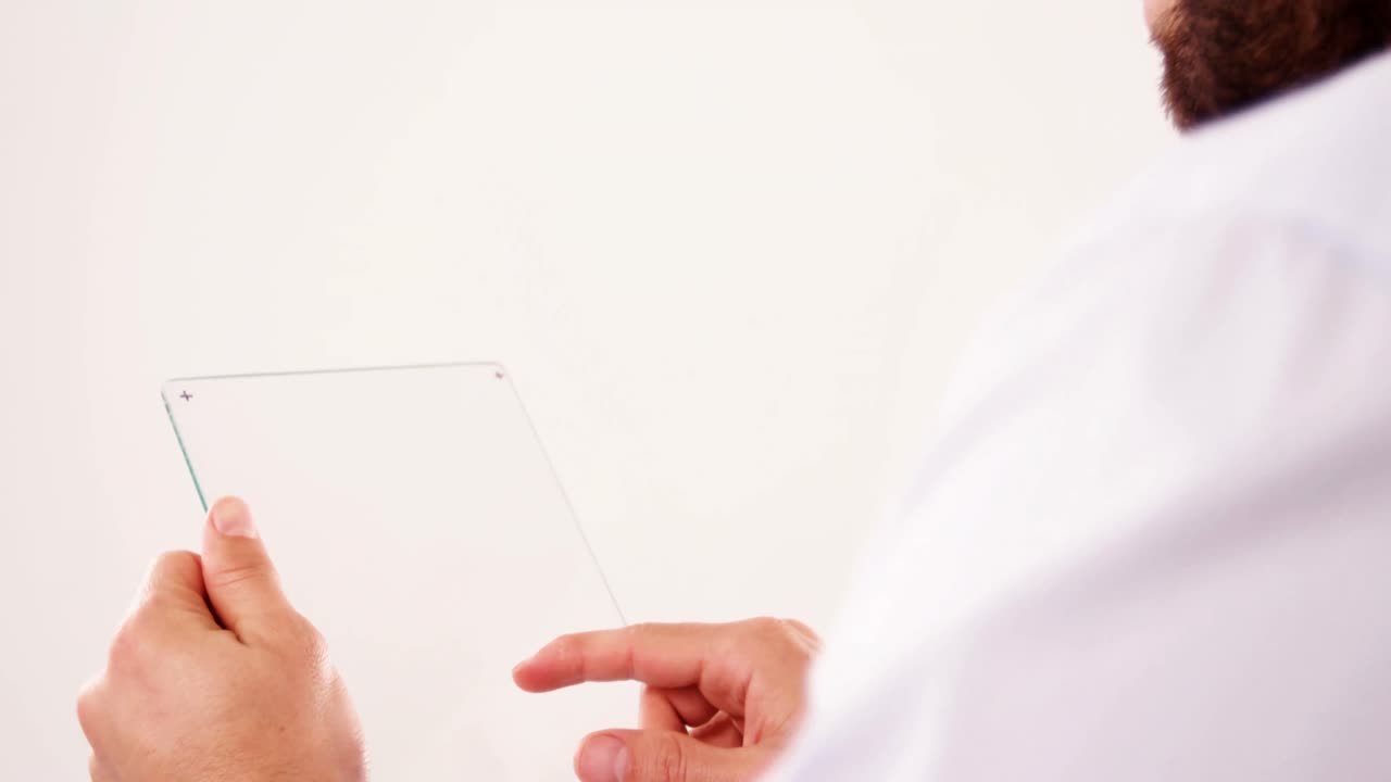 manos fingiendo usar el teléfono móvil