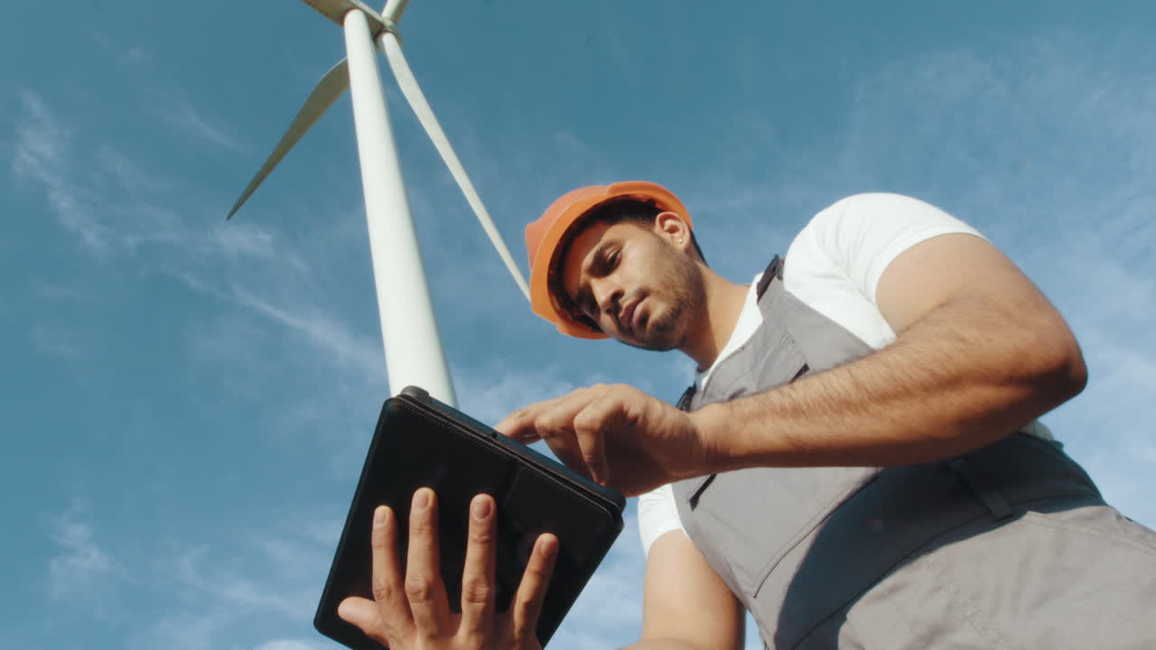 técnico de turbinas eólicas que inspecciona el equipo
