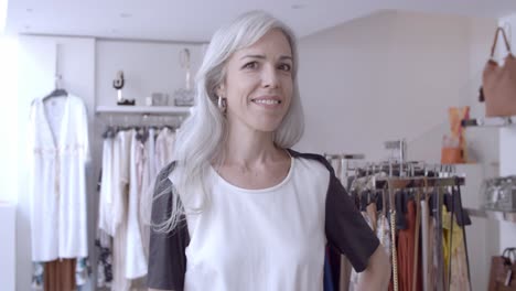 Alegre-Mujer-Rubia-Caucásica-Posando-En-La-Tienda-De-Moda