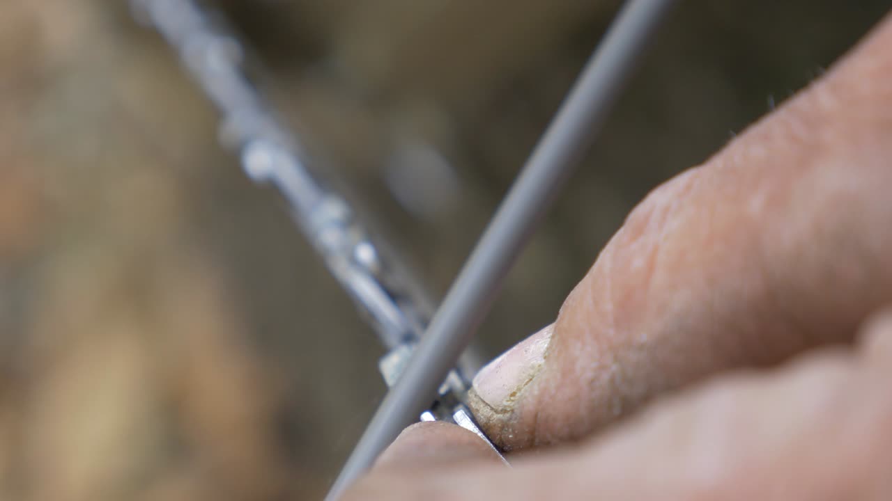 preparación de la motosierra para el trabajo 4k