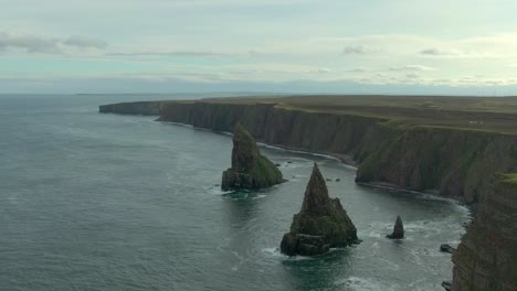 Vista-Aérea-De-Duncansby-Head-Y-Sea-Stacks-En-Un-Día-Nublado