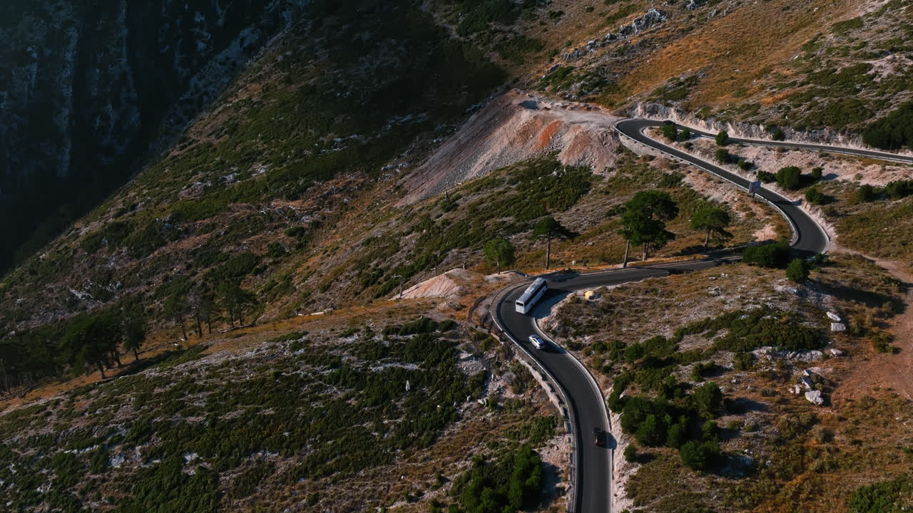 воздушный вид после автобуса, едущего по опасной горной дороге, солнечный день