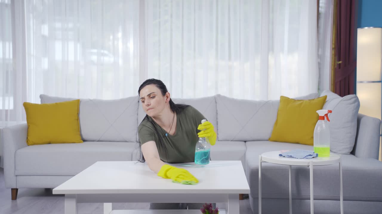 커피 테이블을  ⁇ 는 여자.