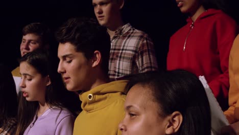 adolescentes ensayando en un teatro