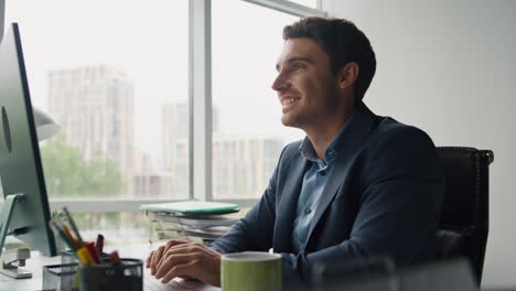 Un-Hombre-De-Negocios-Pensativo-Busca-Una-Solución-En-El-Primer-Plano-Del-Lugar-De-Trabajo.-Gerente-Inspirado-Escribiendo