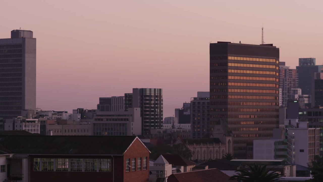 Montagem Cinematográfica de Paisagens Urbanas e Naturais com Motion Graphics