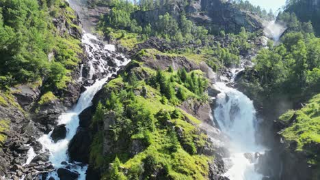 Cascada-De-Latefossen-En-Granvin,-Odda,-Noruega,-Escandinavia---Pedestal-Arriba