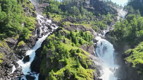 cascada de cascadas de latefossen en granvin, zoda, noruega, escandinavia - pedestal hacia arriba