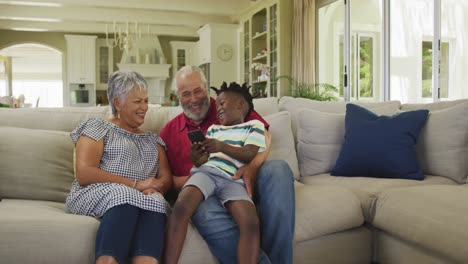 Großeltern-Und-Enkel-Nutzen-Smartphone-Zu-Hause