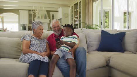 Abuelos-Y-Nietos-Usando-Teléfonos-Inteligentes-En-Casa