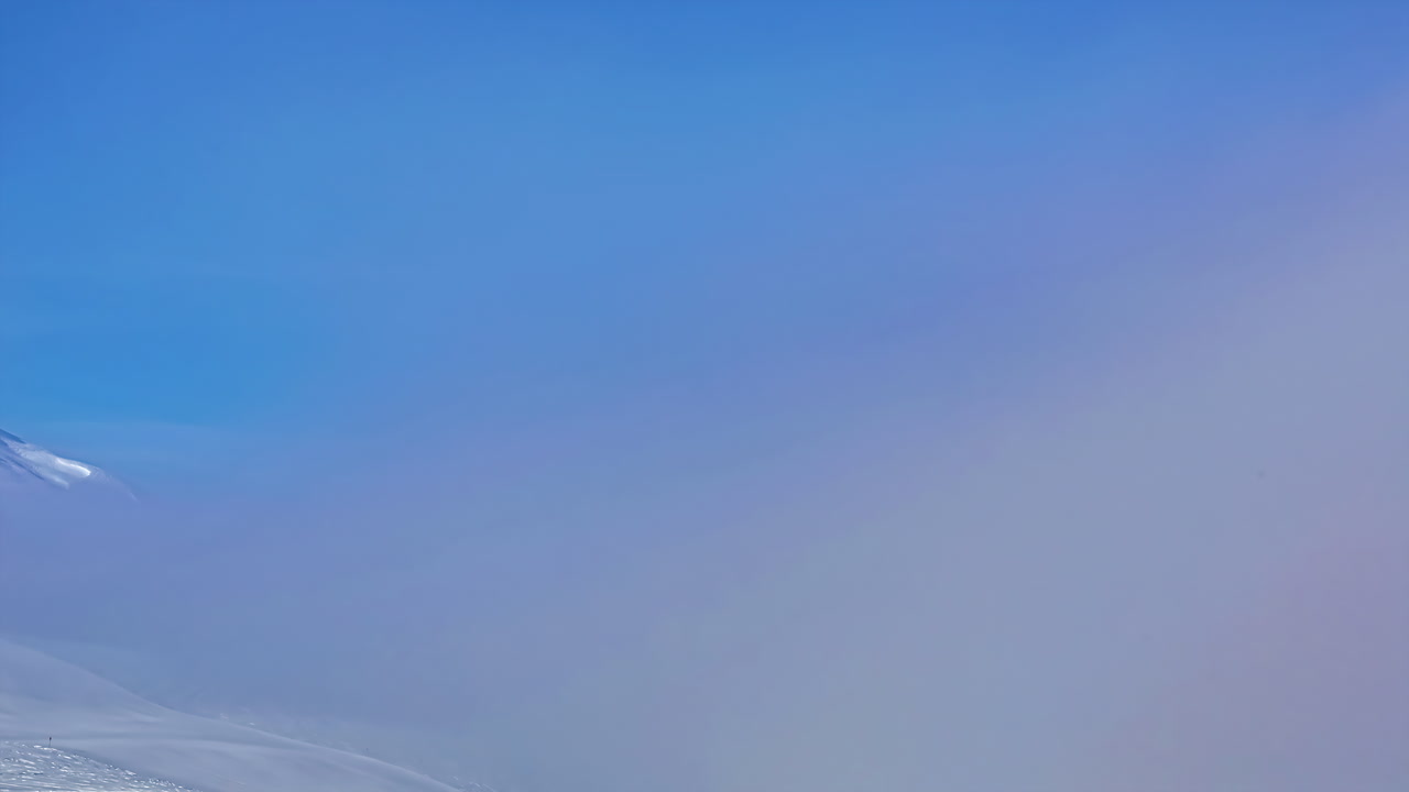 눈 덮인 산 위의 구름과 알프스의 스키 리조트 봉우리 아래 낮은 계곡 안개 - 시간 경과