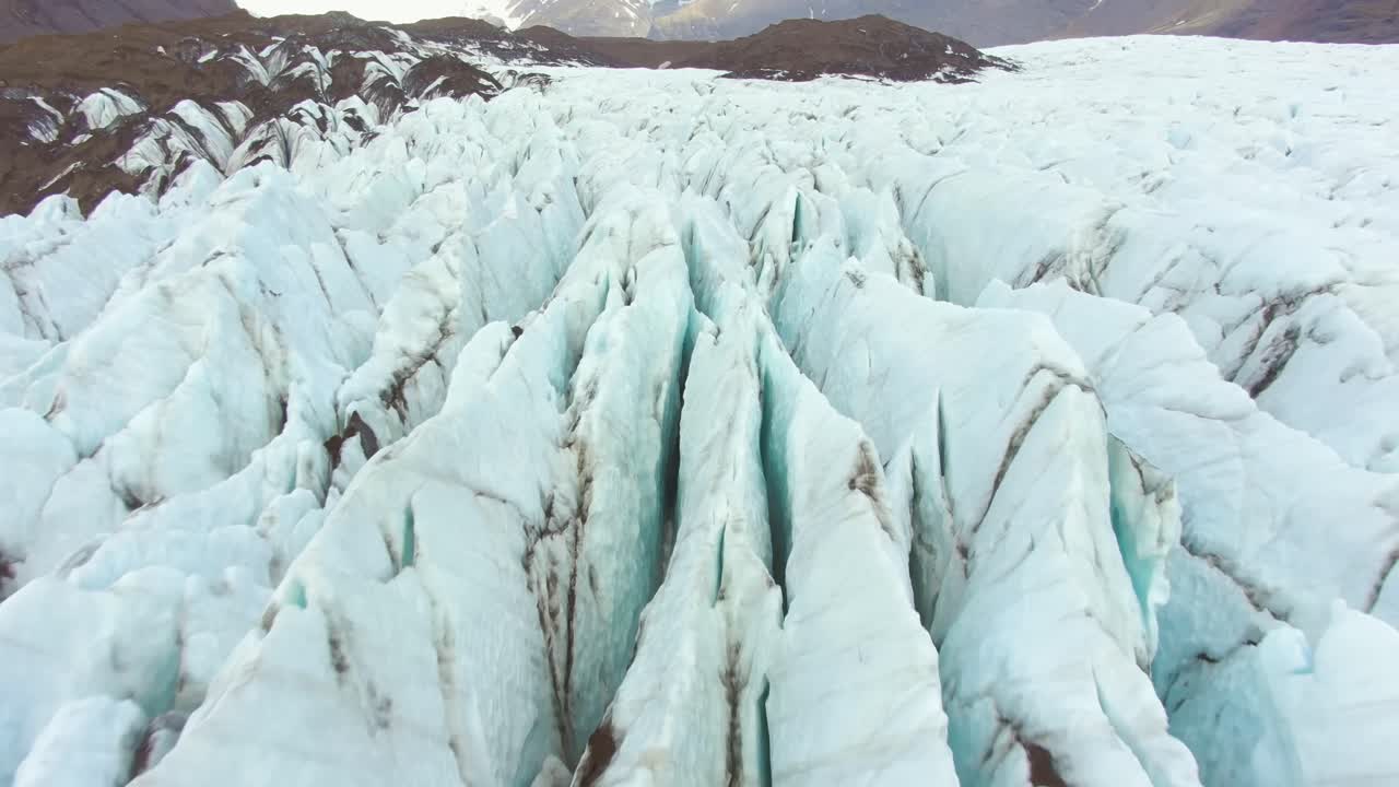 un dron de resolución 4k captura impresionantes imágenes aéreas, presentando vistas únicas y cinematográficas de los campos cubiertos de glaciares de islandia