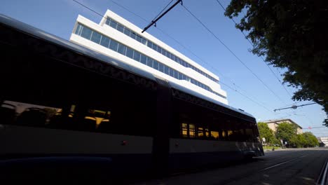 edificio de oficinas moderno y tranvía en la calle de la ciudad