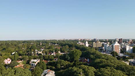 toma aérea volando junto a la aguja de la catedral cristiana en la hora dorada