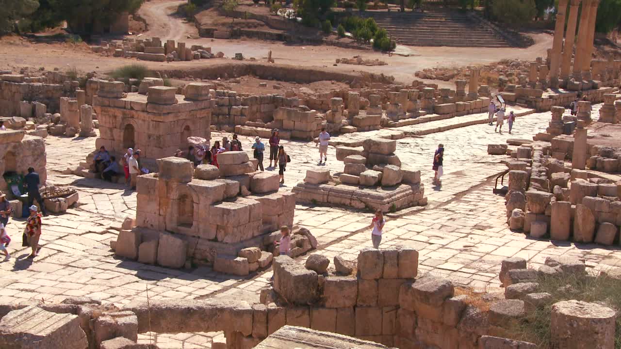 los turistas caminan entre las ruinas de jerash jordan
