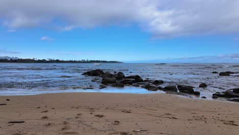 vista panorámica de la playa en el parque de playa lydgate en kauai