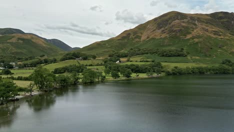 imágenes aéreas del distrito inglés de los lagos con vistas al lago buttermere en el noroeste de inglaterra