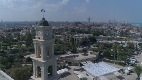 imagen aérea de un avión no tripulado en la torre del reloj en jaffa - tel aviv, israel. monumento turístico en la ciudad de oriente medio con vida residencial coexistente.