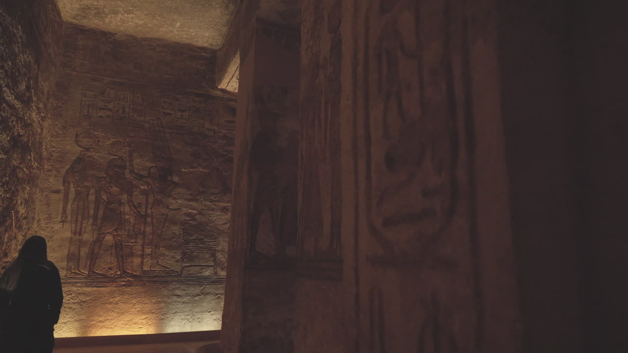 travelling de las paredes de un templo egipcio cubierto por jeroglíficos