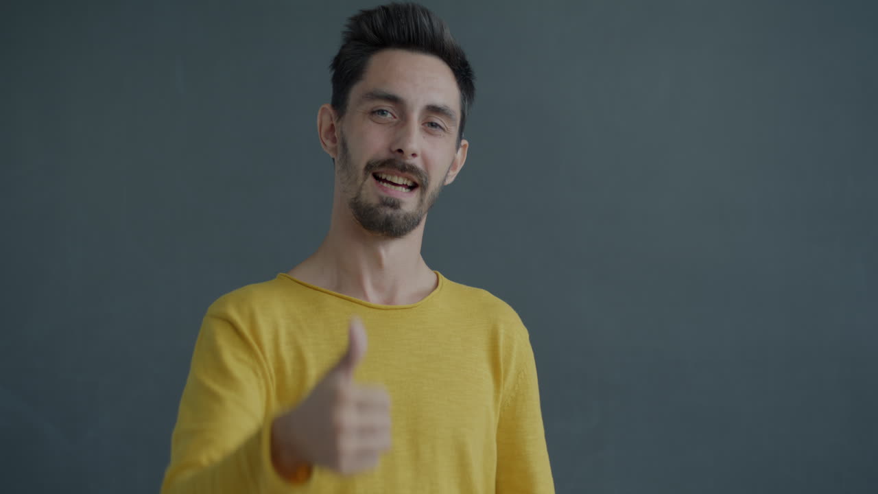 hombre dando un pulgar hacia arriba