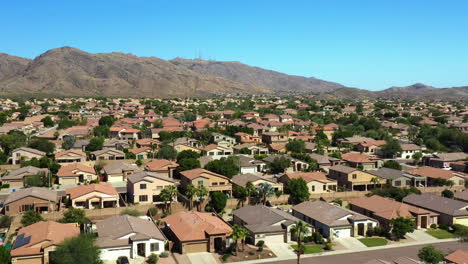 Drone-shot-over-suburban-houses-in-Ahwatukee-Foothills-Village,-in-Arizona,-USA