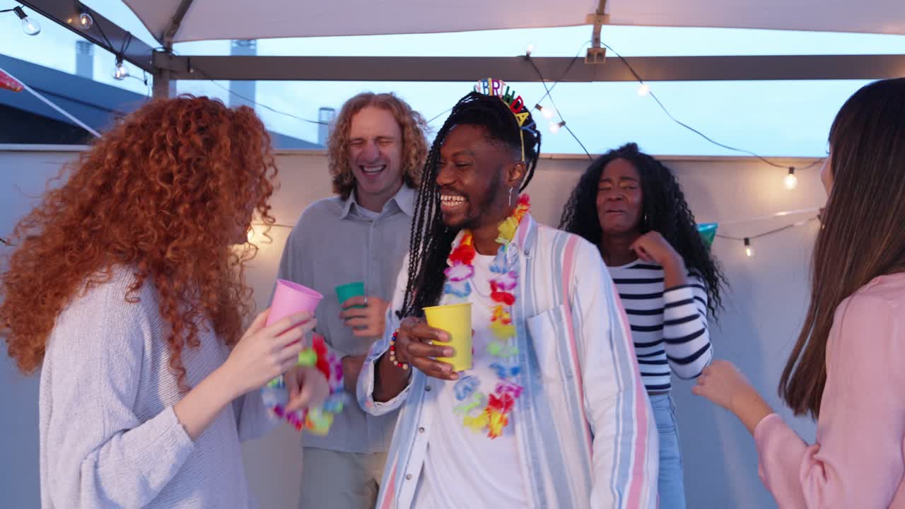 파티 에서 축하 하는 친구 들