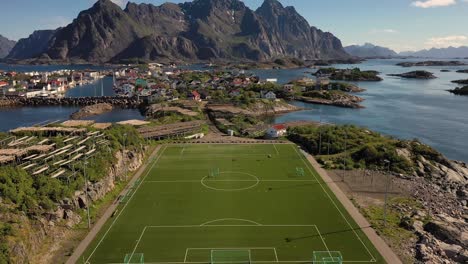 Estadio-De-Fútbol-De-Noruega-Lofoten-En-Henningsvaer-Desde-Arriba.