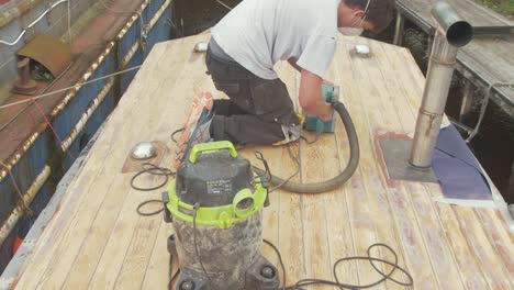 joven, cinturón, lijar, tablones, en, barco de madera, forecabin
