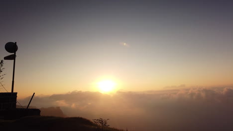 Hermosas-Evoluciones-De-Nubes-En-Un-Lapso-De-Tiempo-Del-Amanecer-Sobre-Kodaikanal,-Tamil-Nadu