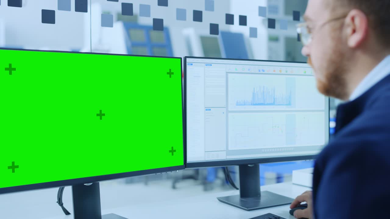 ingeniero industrial trabajando en una computadora personal, dos monitores muestran pantalla verde y software cad con motor ecológico 3d que se está probando. trabajando en una fábrica moderna. cámara zoom en la pantalla