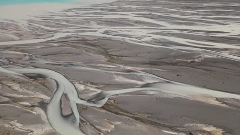 Zarcillos-Formados-Por-Cursos-De-Agua-En-El-Sistema-Del-Delta-Del-Río-De-Agua-De-Deshielo-Glacial