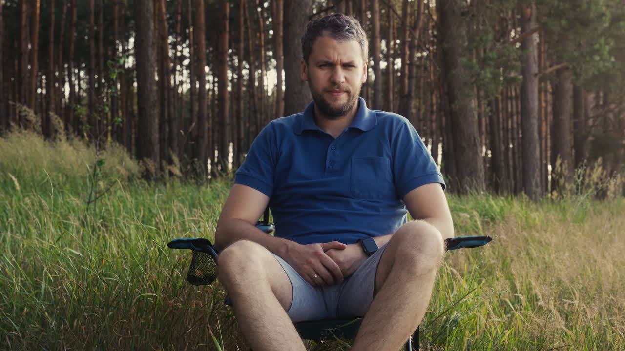 아버지와 아들이 의자에 앉아 있습니다.