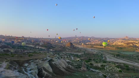 muchos globos aerostáticos flotando sobre el paisaje de capadocia al amanecer, antena delantera