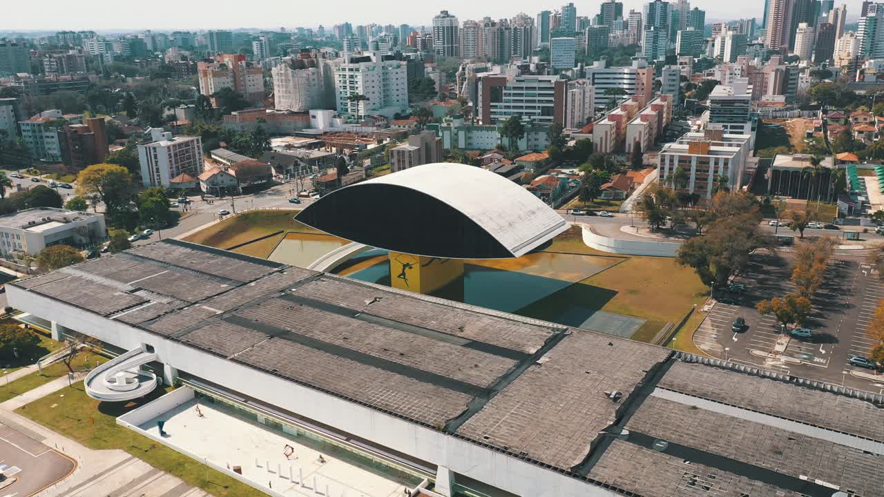 museo oscar niemeyer, conocido como mon, ubicado en curitiba, paraná, brasil