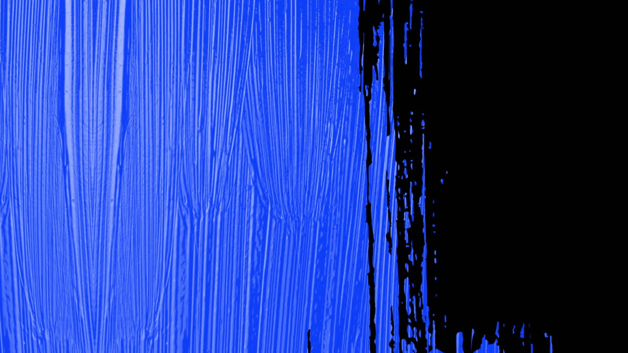 Transizione astratta con striscio di vernice blu su sfondo nero.
