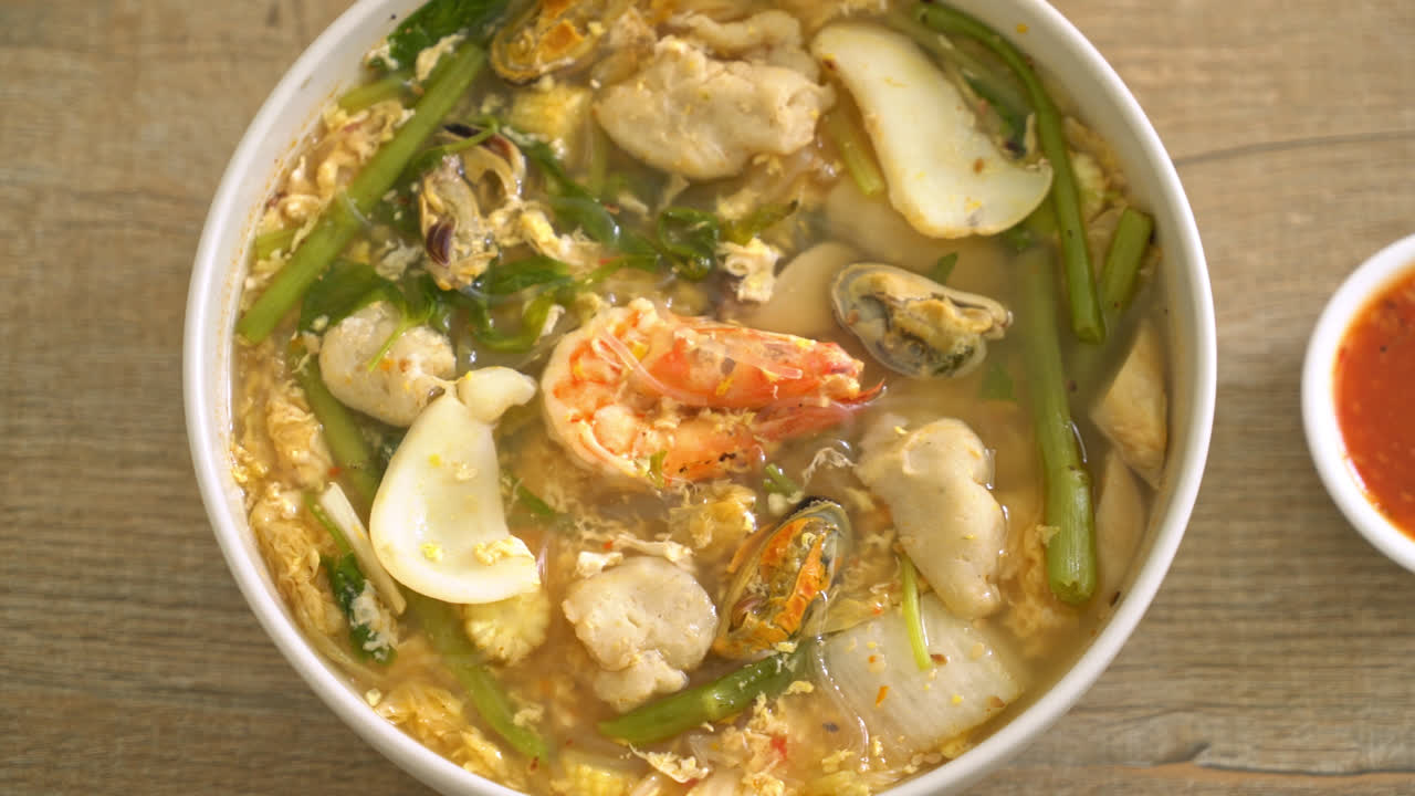 sopa de sukiyaki con tazón de mariscos - estilo de comida asiática