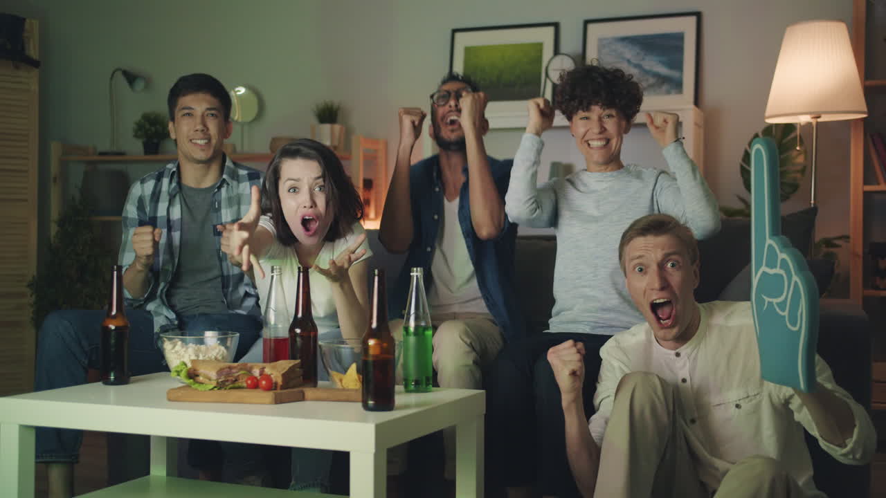 친구들이 경기를 보고 있습니다.