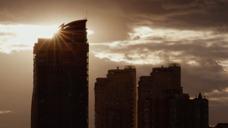 Stadtgebäude-Silhouette-Im-Sonnenlicht,-Drohnenaufnahme.-Mehrgeschossige-Stadtarchitektur