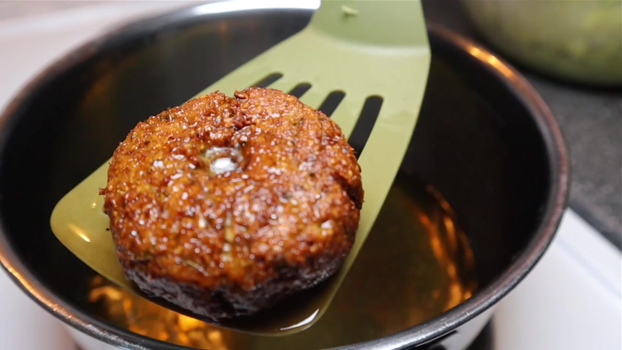 Falafel in heißem Öl braten.