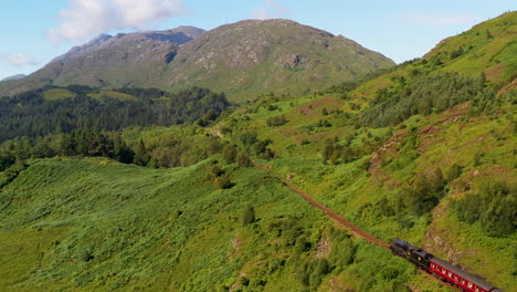 Langsam-Absteigende-Drohnenaufnahme-Des-Zuges-Im-Glenfinnan-Viadukt