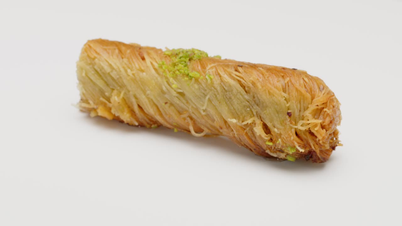 postre de baklava en un fondo blanco rotativo aislado