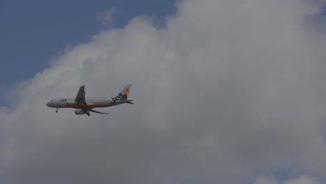 un avión volando contra un cielo nublado