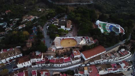 paisaje urbano de mijas en las montañas de andalucía, españa, vista aérea de avión no tripulado