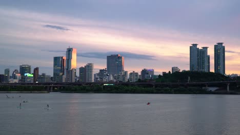 Erstaunlicher-Bunter-Sonnenuntergang-über-Dem-Panorama-Der-Stadt-Seoul,-Sonnenlicht,-Das-Von-Den-Glaswänden-Des-Handelsturms-Und-Des-Asem-turms-Reflektiert-Wird