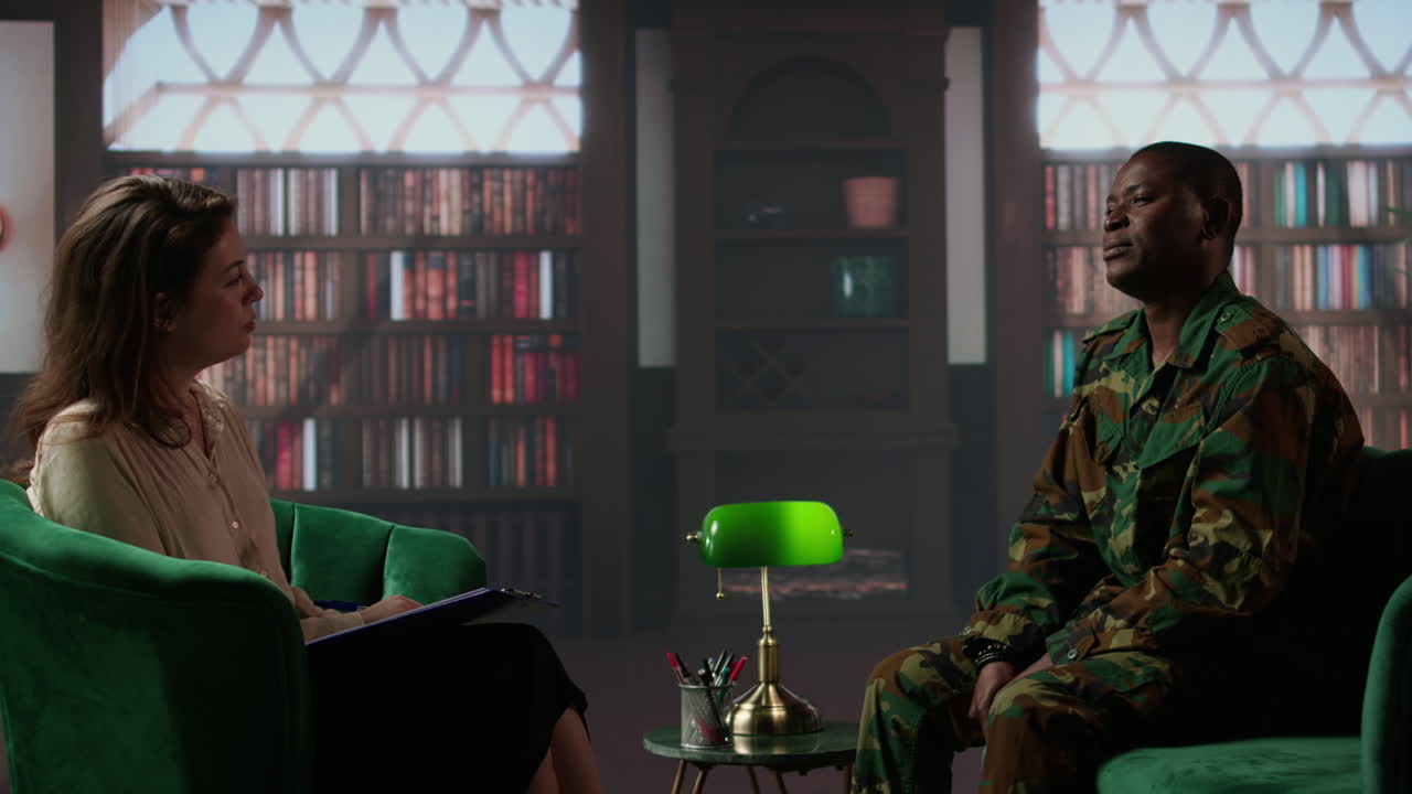 un soldado afroamericano parece angustiado durante una sesión de asesoramiento.