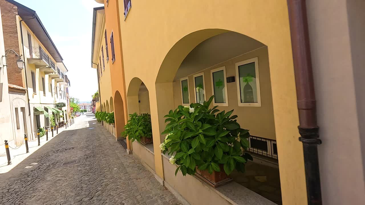 explorando callejones pintorescos y arquitectura vibrante