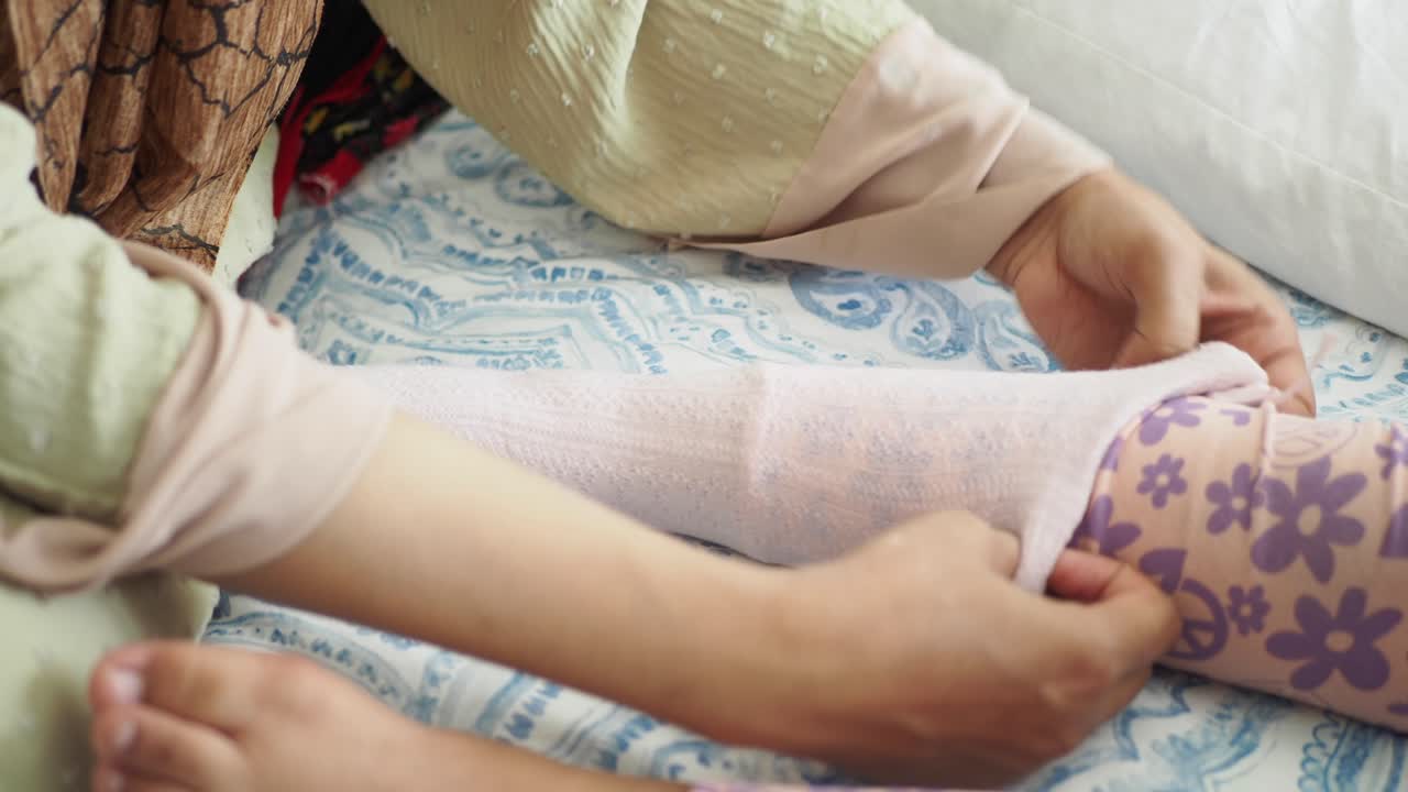 madre ayudando al niño a ponerse las mangas