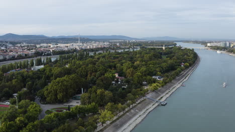 Aéreo---Isla-Margaret-En-El-Danubio,-Budapest,-Hungría,-Tiro-Del-Paisaje-Bajando