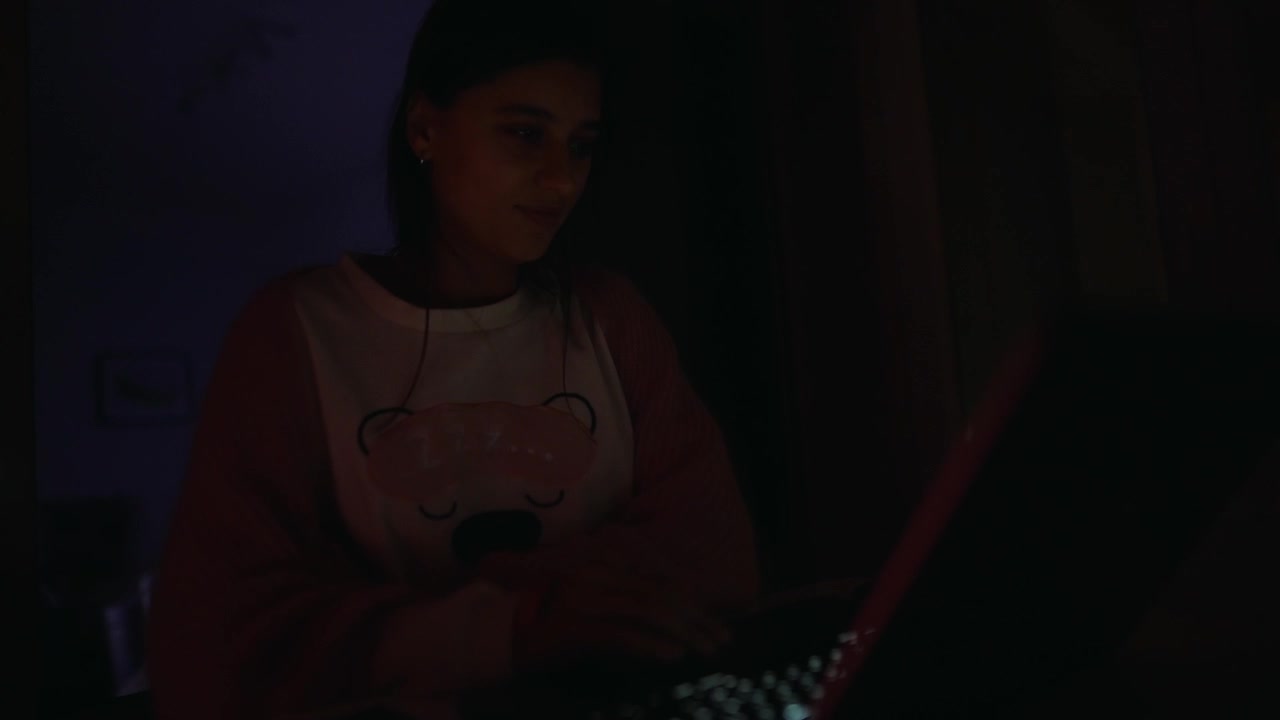 Donna che usa il portatile di notte